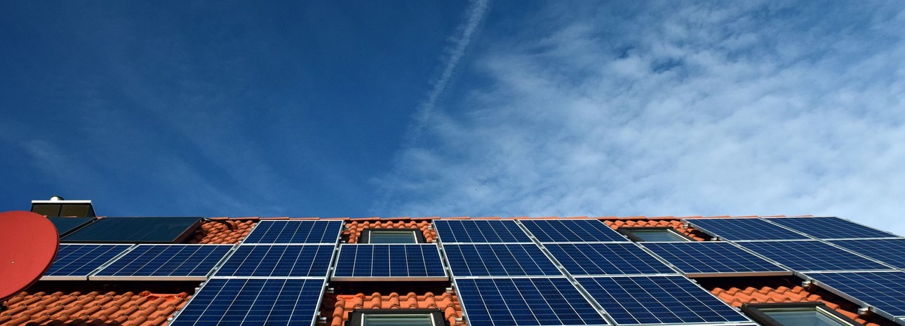 A energia renovável e os painéis solares inteligentes em sua casa