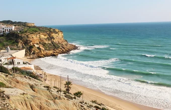 Desvendando os encantos de Burgau: A sua porta de entrada para a felicidade costeira no Algarve ocidental de Portugal