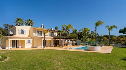 Family home with sea views and a tennis court  near Quinta do Lago